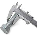 Un calibrador midiendo el vástago de un tornillo estructural galvanizado.