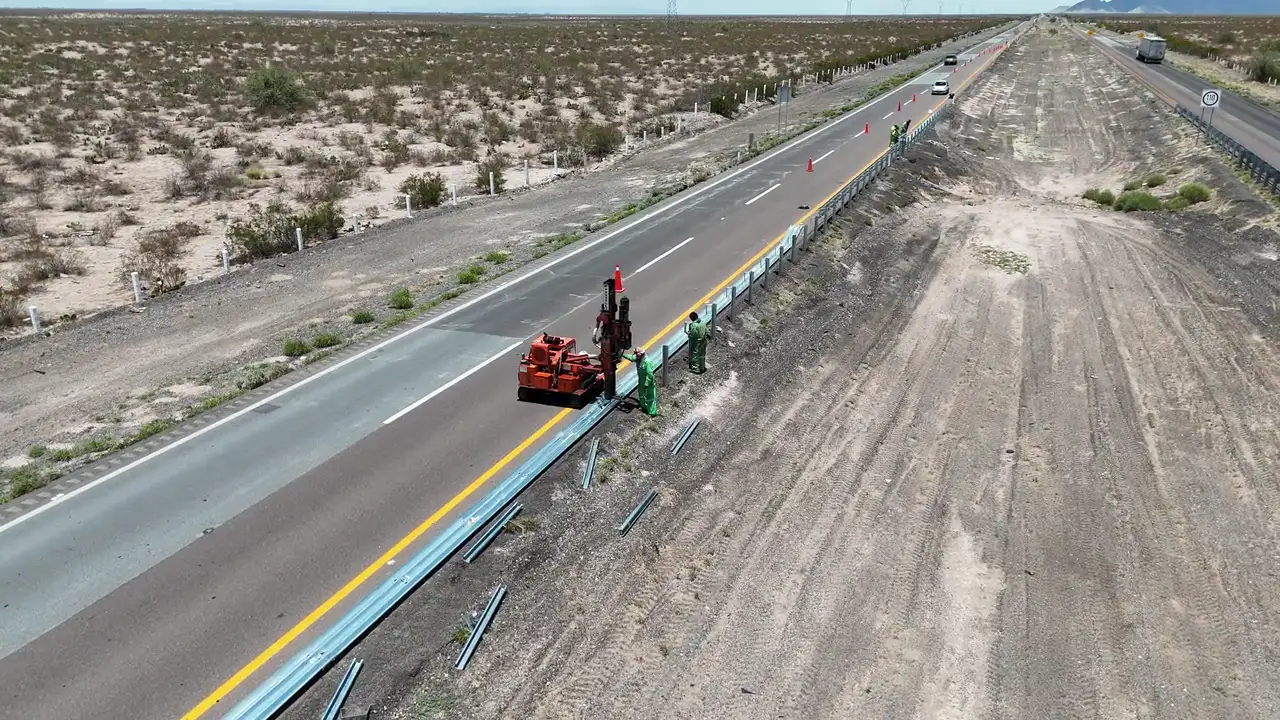 Defensa metálica de tres crestas en obra: fotograma del video de instalación.